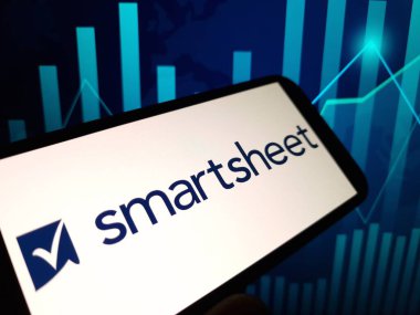 Konskie, Polonya - 12 Mayıs 2024: Smartsheet şirket logosu cep telefonunda sergilendi