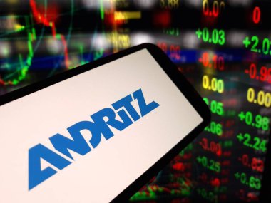 Konskie, Polonya - 12 Mayıs 2024: Andritz şirket logosu cep telefonunda sergilendi