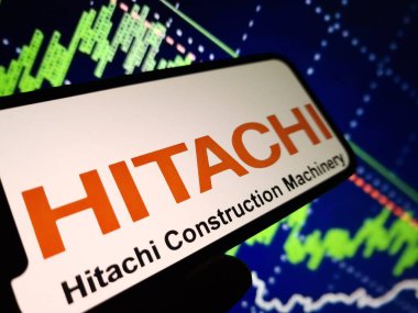 Konskie, Polonya - 12 Mayıs 2024: Hitachi İnşaat Makineleri Şirketi logosu cep telefonunda sergilendi