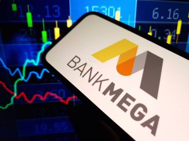 Konskie, Polonya - 12 Mayıs 2024: Bank Mega şirket logosu cep telefonunda sergilendi