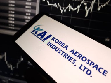 Konskie, Polonya - 12 Mayıs 2024: Kore Havacılık Endüstri Şirketi logosu cep telefonunda sergilendi