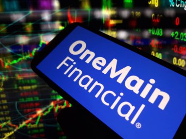 Konskie, Polonya - 12 Mayıs 2024: OneMain Finans Şirketi logosu cep telefonunda sergilendi