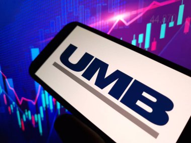 Konskie, Polonya - 12 Mayıs 2024: UMB Finans Şirketi logosu cep telefonunda sergilendi