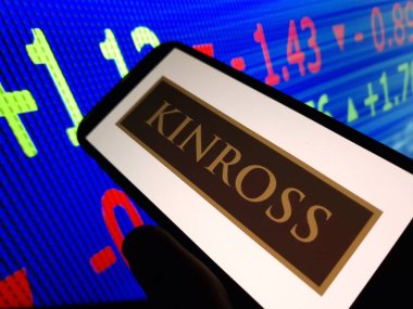 Konskie, Polonya - 12 Mayıs 2024: Kinross Gold şirketi logosu cep telefonunda sergilendi