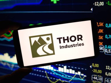 Konskie, Polonya - 12 Mayıs 2024: Thor Industries şirketinin logosu cep telefonunda sergilendi