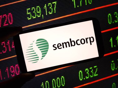 Konskie, Polonya - 12 Mayıs 2024: Sembcorp şirket logosu cep telefonunda sergilendi