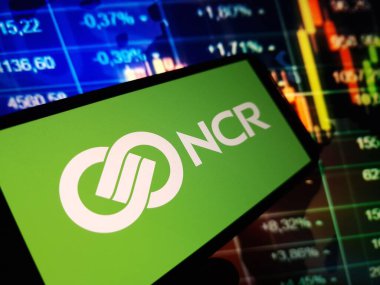 Konskie, Polonya - 12 Mayıs 2024: NCR Corporation logosu cep telefonunda sergilendi