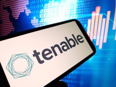 Konskie, Polonya - 12 Mayıs 2024: Sürdürülebilir şirket logosu cep telefonunda sergilendi