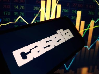 Konskie, Polonya - 12 Mayıs 2024: Casella Atık Sistemleri Şirketi logosu cep telefonunda sergilendi