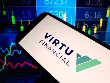 Konskie, Polonya - 12 Mayıs 2024: Virtu Finans Şirketi logosu cep telefonunda sergilendi