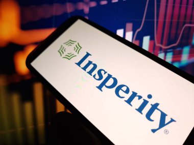Konskie, Polonya - 12 Mayıs 2024: Insperity şirket logosu cep telefonunda sergilendi