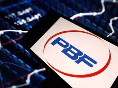 Konskie, Polonya - 12 Mayıs 2024: PBF Enerji şirketi logosu cep telefonunda sergilendi