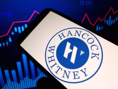 Konskie, Polonya - 12 Mayıs 2024: Hancock Whitney şirket logosu cep telefonunda sergilendi