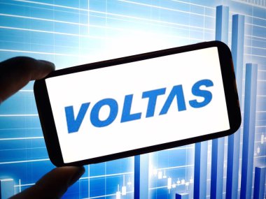 Konskie, Polonya - 13 Mayıs 2024: Voltas şirketi logosu cep telefonunda sergilendi