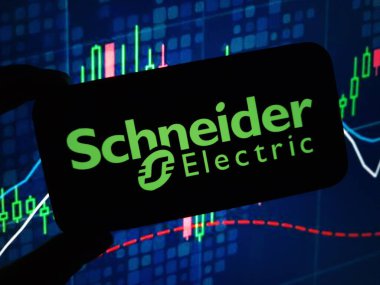 Konskie, Polonya - 13 Mayıs 2024: Schneider Elektrik şirketi logosu cep telefonunda sergilendi