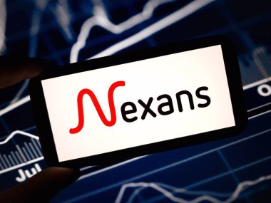 Konskie, Polonya - 13 Mayıs 2024: Nexans şirket logosu cep telefonunda sergilendi