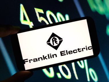 Konskie, Polonya - 13 Mayıs 2024: Franklin Elektrik şirketi logosu cep telefonunda sergilendi