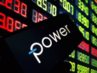 Konskie, Polonya - 13 Mayıs 2024: Elektrik Entegrasyon Şirketi logosu cep telefonunda sergilendi