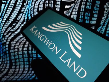 Konskie, Polonya - 13 Mayıs 2024: Kangwon Arazi Şirketi logosu cep telefonunda sergilendi