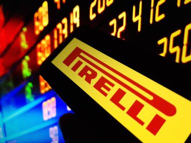 Konskie, Polonya - 13 Mayıs 2024: Pirelli şirket logosu cep telefonunda sergilendi