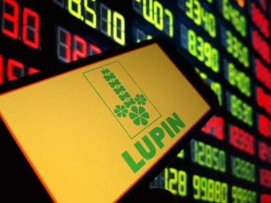 Konskie, Polonya - 15 Mayıs 2024: Lupin Limited şirket logosu cep telefonunda sergilendi
