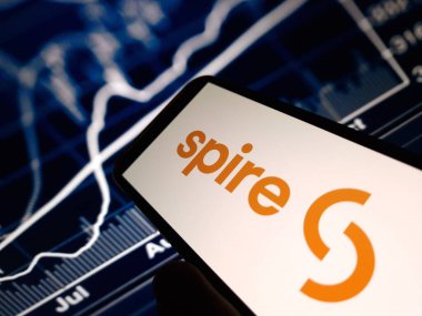 Konskie, Polonya - 15 Mayıs 2024: Spire Energy şirketinin logosu cep telefonunda sergilendi