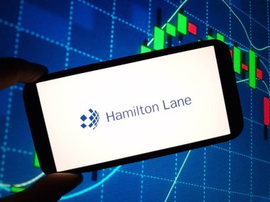 Konskie, Polonya - 26 Mayıs 2024: Hamilton Lane şirket logosu cep telefonunda sergilendi