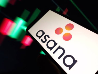 Konskie, Polonya - 26 Mayıs 2024: Asana şirket logosu cep telefonunda sergilendi