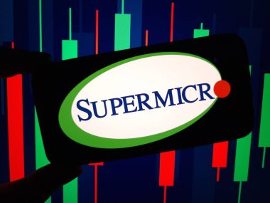 Konskie, Polonya - 27 Mayıs 2024: Supermikro şirket logosu cep telefonunda sergilendi