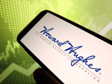 Konskie, Polonya - 27 Mayıs 2024: Howard Hughes Şirketi logosu cep telefonunda sergilendi