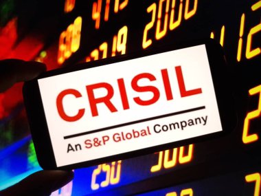 Konskie, Polonya - 29 Mayıs 2024: CRISIL şirket logosu cep telefonunda sergilendi