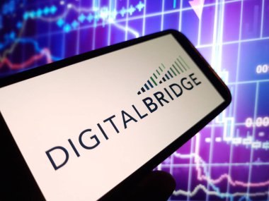 Konskie, Polonya - 29 Mayıs 2024: DigitalBridge Group şirket logosu cep telefonunda sergilendi