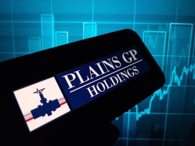 Konskie, Polonya - 29 Mayıs 2024: Plains GP Holding şirketinin logosu cep telefonunda sergilendi