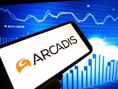 Konskie, Polonya - 29 Mayıs 2024: Arcadis şirket logosu cep telefonunda sergilendi