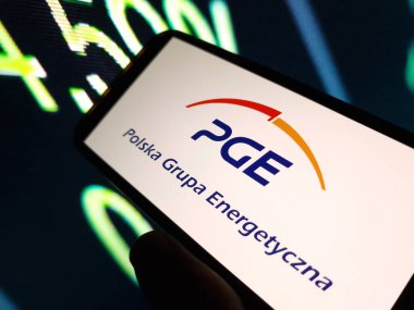 Konskie, Polonya - 29 Mayıs 2024: PGE Polska şirketinin logosu cep telefonunda sergilendi