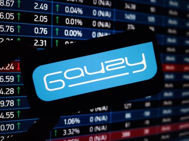 Konskie, Polonya - 09 Haziran 2024: Gauzy Ltd şirket logosu cep telefonunda sergilendi