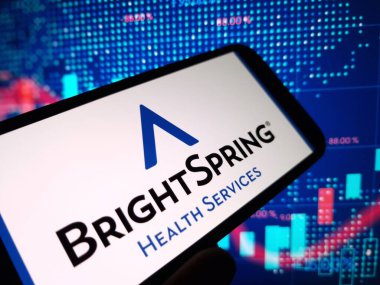 Konskie, Polonya - 09 Haziran 2024: BrightSpring Sağlık Hizmetleri, Inc. Şirketinin logosu cep telefonunda sergilendi