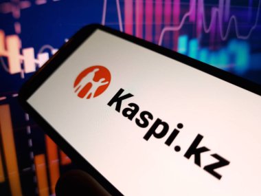 Konskie, Polonya - 09 Haziran 2024: Kaspi.kz JSC şirket logosu cep telefonunda sergilendi