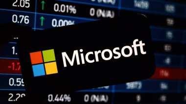 Konskie, Polonya - 10 Kasım 2024: Microsoft şirket logosu cep telefonunda sergilendi