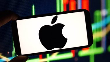 Konskie, Polonya - 10 Kasım 2024: Apple şirket logosu cep telefonunda sergilendi