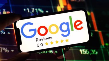 Konskie, Polonya - 10 Kasım 2024: Google Reviews logosu cep telefonunda gösterildi