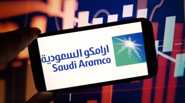 Konskie, Polonya - 10 Kasım 2024: Suudi Aramco şirket logosu cep telefonunda sergilendi