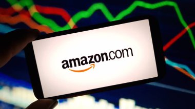 Konskie, Polonya - 10 Kasım 2024: Amazon şirket logosu cep telefonunda sergilendi