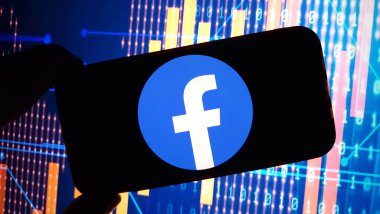 Konskie, Polonya - 10 Kasım 2024: Facebook logosu cep telefonunda sergilendi