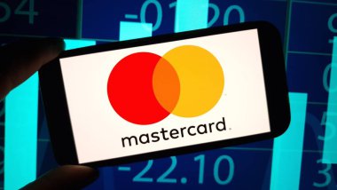 Konskie, Polonya - 10 Kasım 2024: Mastercard şirket logosu cep telefonunda sergilendi