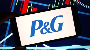 Konskie, Polonya - 10 Kasım 2024: Procter ve Gamble şirket logosu cep telefonunda sergilendi