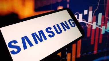 Konskie, Polonya - 10 Kasım 2024: Samsung şirket logosu cep telefonunda sergilendi