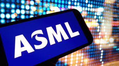 Konskie, Polonya - 10 Kasım 2024: ASML şirket logosu cep telefonunda sergilendi