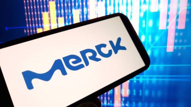 Konskie, Polonya - 10 Kasım 2024: Merck şirket logosu cep telefonunda sergilendi