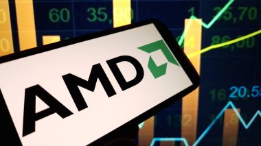Konskie, Polonya - 10 Kasım 2024: AMD şirket logosu cep telefonunda sergilendi